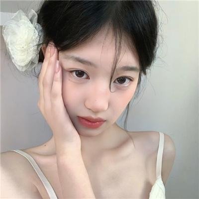 草丛中的人